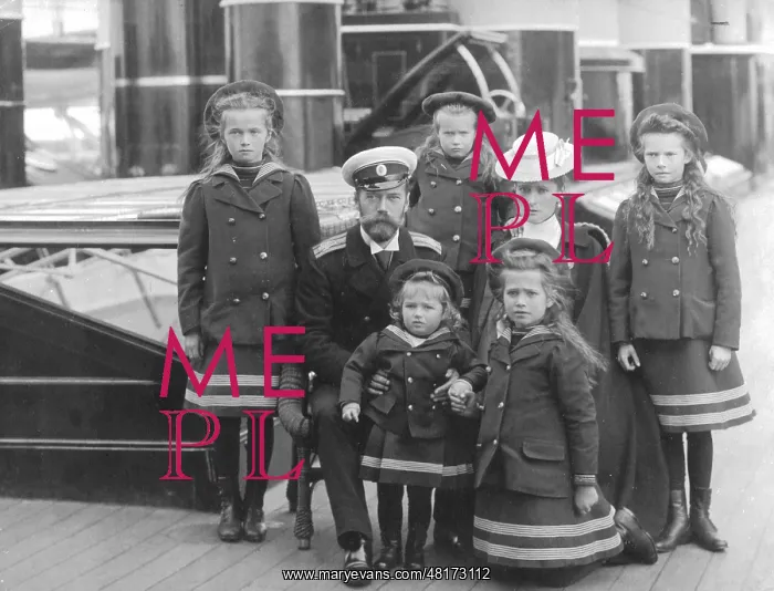 : Nicholas II with his family, 1907 : Nicholas II with his family, 1907