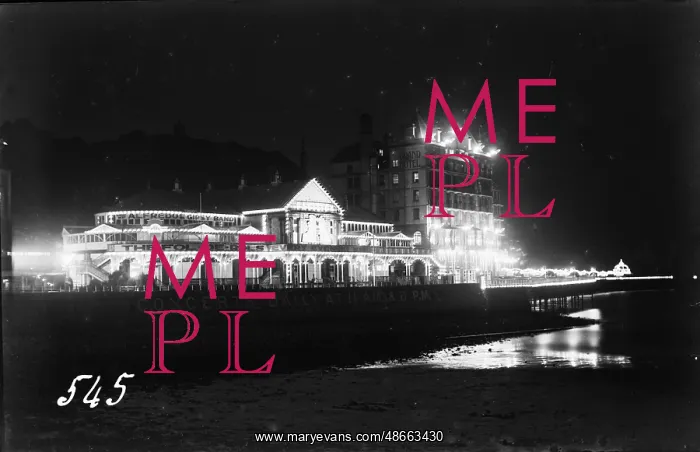 : Nighttime at the Seaside Pier : Nighttime at the Seaside Pier