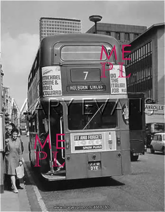 : NO7 BUS ON OXFORD STREET : NO7 BUS ON OXFORD STREET