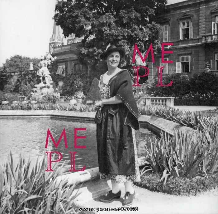 : Nora Gregor in Mirabell garden : Nora Gregor in Mirabell garden