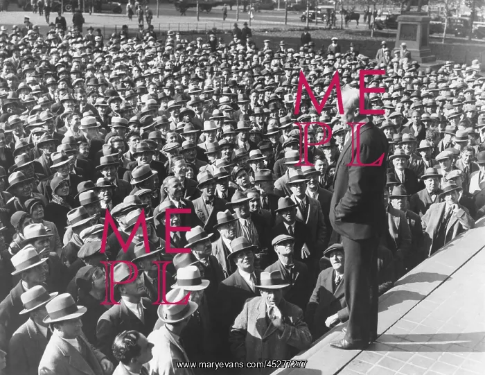 : Norman Thomas addressing thousands on Reyburn Plaza : Norman Thomas addressing thousands on Reyburn Plaza