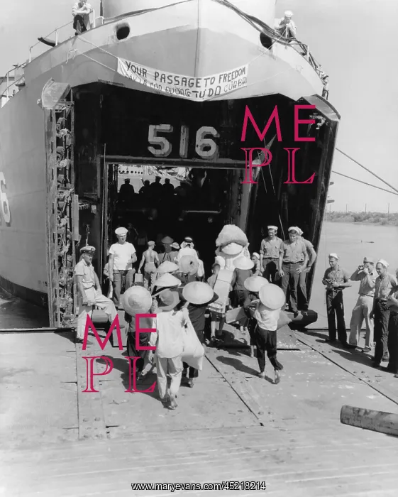 : North Vietnamese refugees board an US ship ? : North Vietnamese refugees board an US ship ?