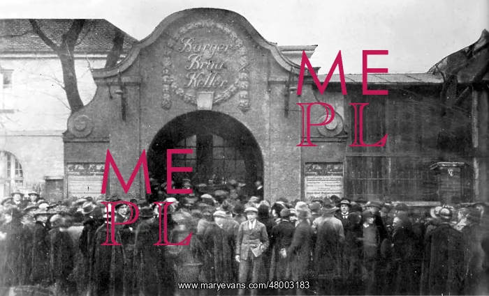 : NS supporters in front of the Munich Buergerbraeukeller, 192 : NS supporters in front of the Munich Buergerbraeukeller, 192