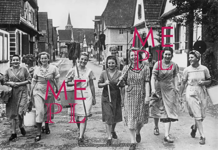 : NS women's organization as a cleaning crew : NS women's organization as a cleaning crew