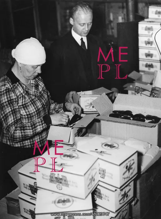 : NSV members packing Christmas packages in Berlin, 1935 : NSV members packing Christmas packages in Berlin, 1935