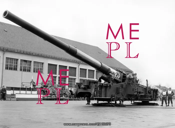 : Nuclear cannon of the US Army in frontn of Bavarian members : Nuclear cannon of the US Army in frontn of Bavarian members