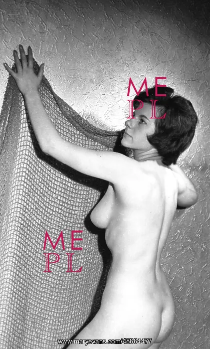 : Nude female in artful pose : Nude female in artful pose