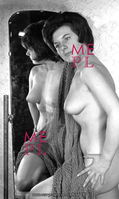 : Nude female in artful pose : Nude female in artful pose
