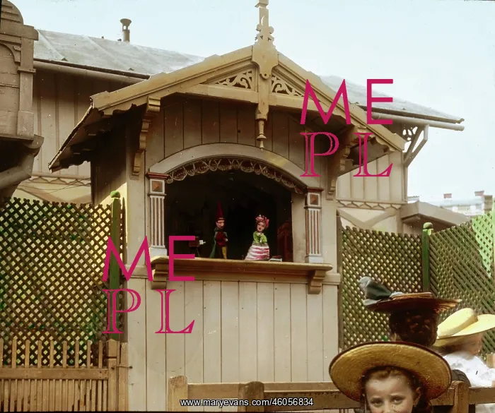 : One of the numerous Punch and Judy shows : One of the numerous Punch and Judy shows