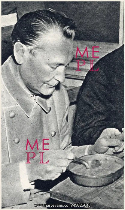 : Nuremberg Trial - Goering eats stew with spoon : Nuremberg Trial - Goering eats stew with spoon