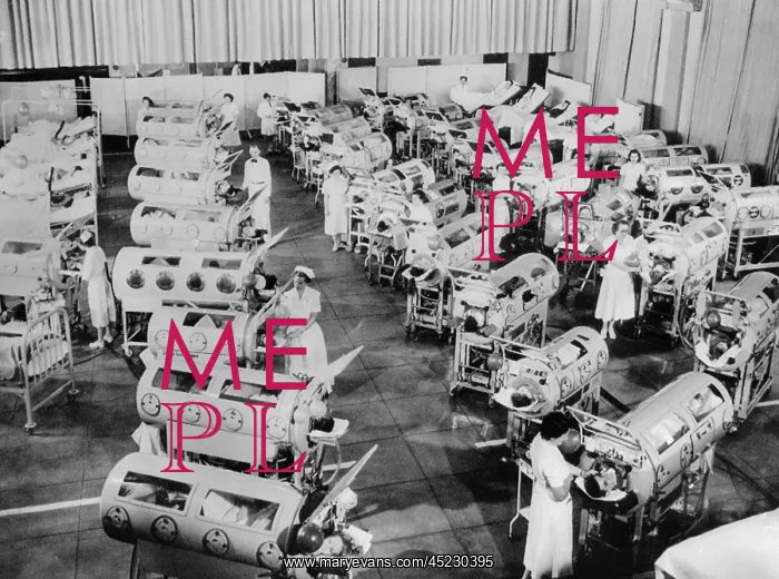 : Nurse attend to a room full of polio patients ? : Nurse attend to a room full of polio patients ?