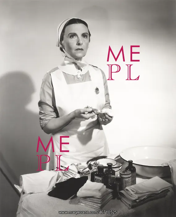 : Nurse preparing syringe for injection : Nurse preparing syringe for injection