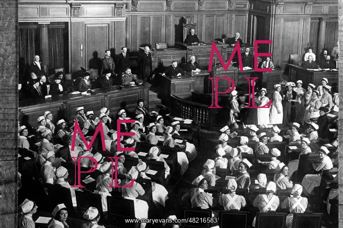 : Nurses are awarded with brooches, 1914 : Nurses are awarded with brooches, 1914
