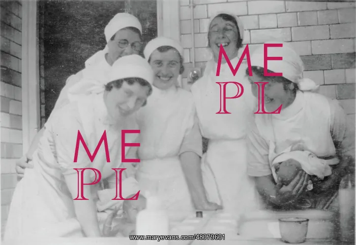 : Nurses bathing babies : Nurses bathing babies