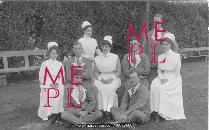 : Nurses and convalescing servicemen outside : Nurses and convalescing servicemen outside