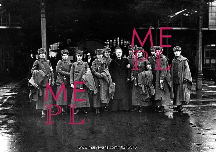 : Nurses in their new field uniform, 1914 : Nurses in their new field uniform, 1914
