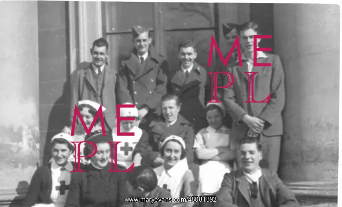 : Nurses and probable airmen outside Montgomery House : Nurses and probable airmen outside Montgomery House