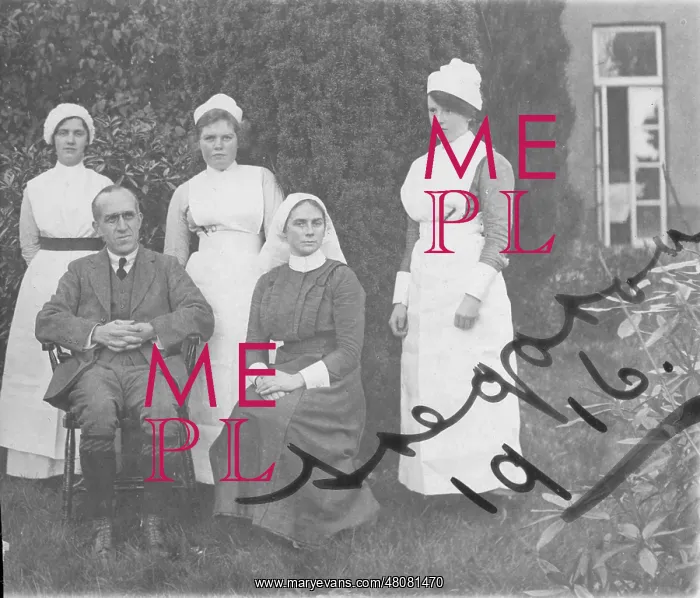 : Three nurses, senior nurse, gentleman : Three nurses, senior nurse, gentleman