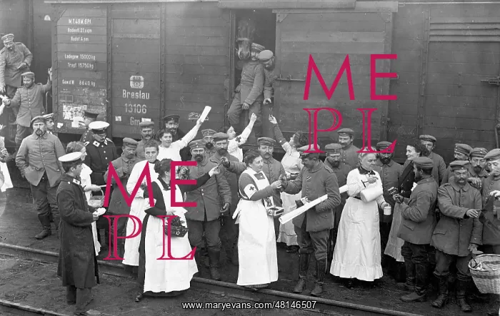 : Nurses serve refreshments to German soldiers, 1914 : Nurses serve refreshments to German soldiers, 1914