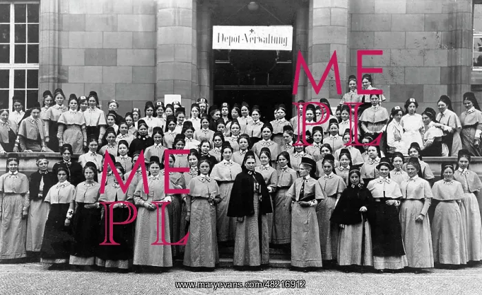 : Nurses of a staging hospital, 1915 : Nurses of a staging hospital, 1915
