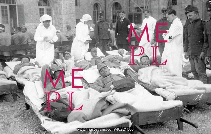 : Nurses supply wounded soldiers with cigarettes, 1914 : Nurses supply wounded soldiers with cigarettes, 1914