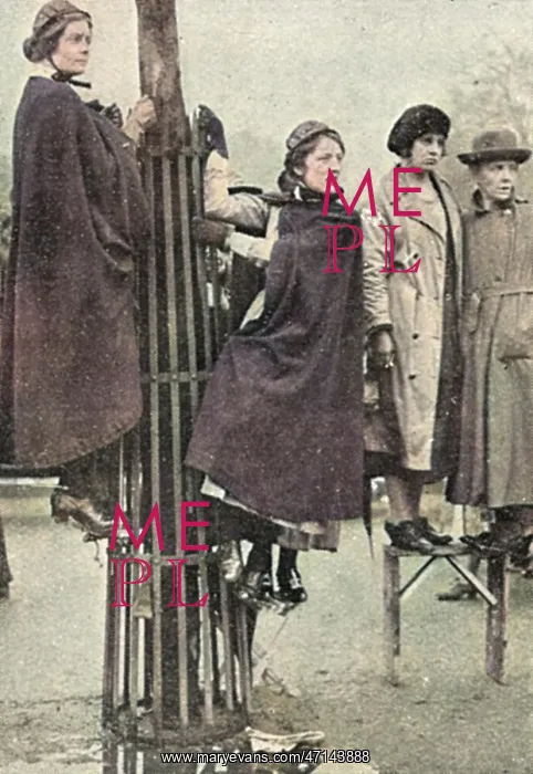 : Nurses viewing the royal wedding, 1923 : Nurses viewing the royal wedding, 1923