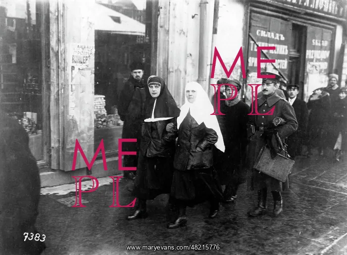 : Nurses on their way to a hospital, 1918 : Nurses on their way to a hospital, 1918