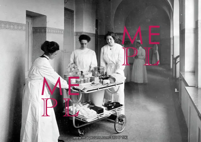: Nurses at work, 1914 : Nurses at work, 1914