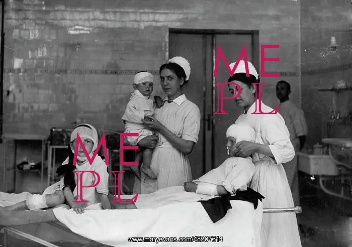 : Nurses with wounded children, 1917 : Nurses with wounded children, 1917
