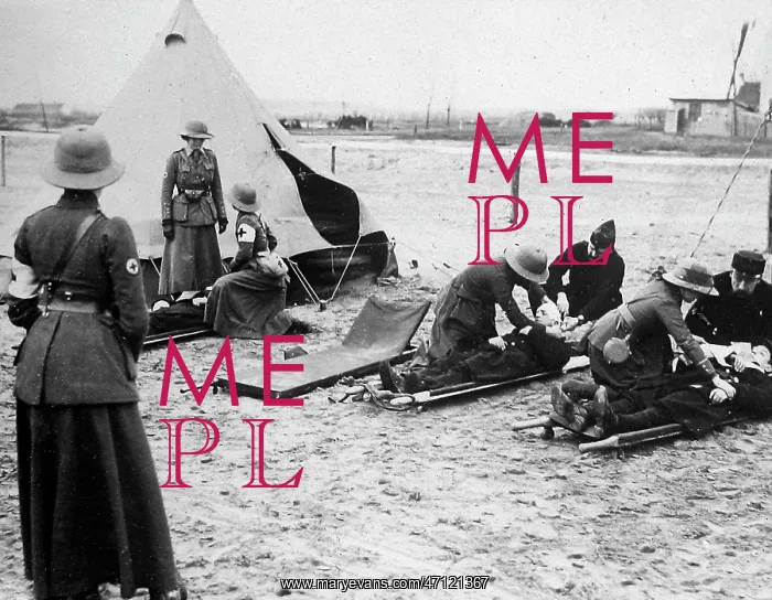: Nurses Yeomanry Corps apply first aid behind the front line : Nurses Yeomanry Corps apply first aid behind the front line