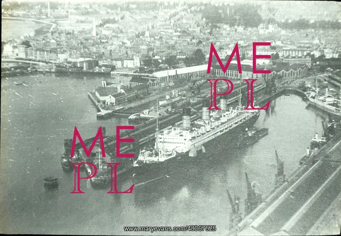 : O E Simmonds aerial view of Southampton Docks : O E Simmonds aerial view of Southampton Docks