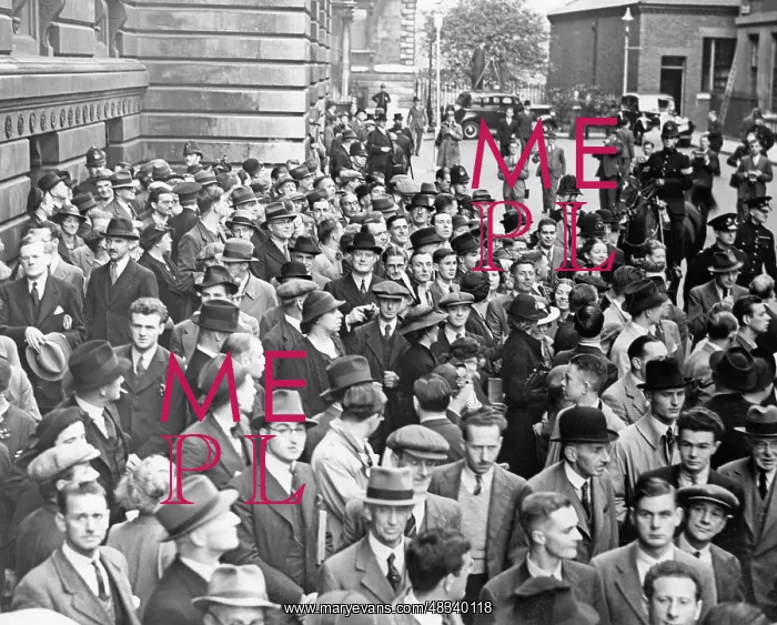 : Observer in front of 10 Downing Street, 1938 : Observer in front of 10 Downing Street, 1938