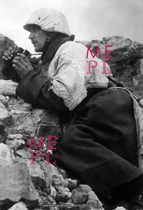 : Observer between debris in Kholm, 1942 : Observer between debris in Kholm, 1942
