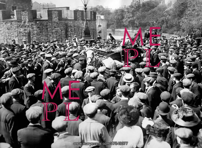 : Obstructive crowd of men during dock strike, London : Obstructive crowd of men during dock strike, London