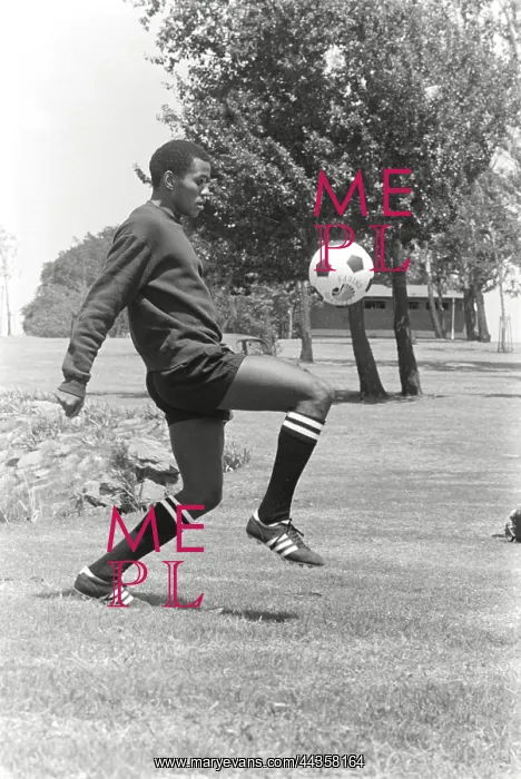 : October 11 1970 - Kaizer Motaung practises ball control : October 11 1970 - Kaizer Motaung practises ball control