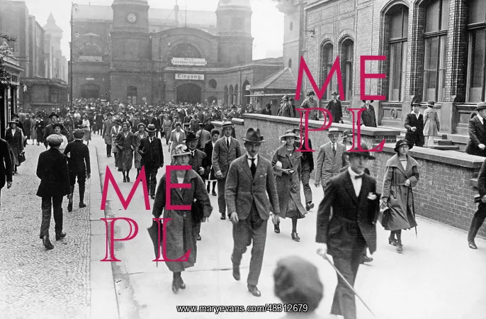 : Office worker on his way to work in Berlin, 1920-1929 : Office worker on his way to work in Berlin, 1920-1929