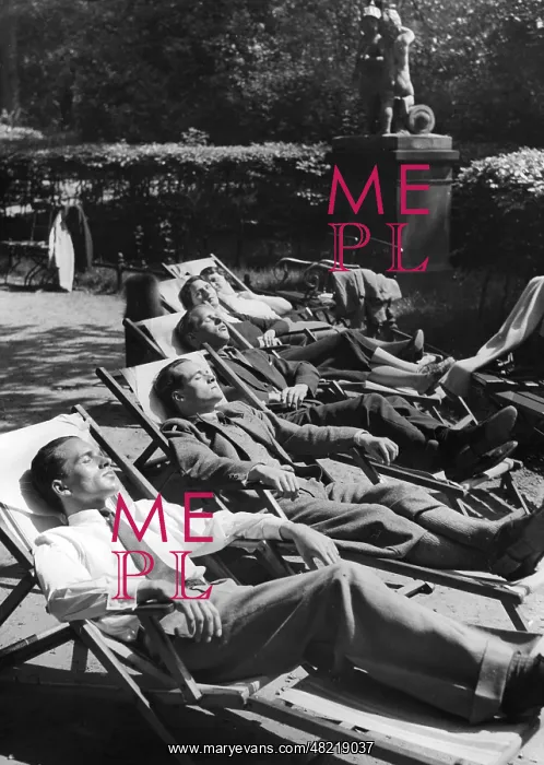 : Office workers take a lunch break in the Tiergarten, 193 : Office workers take a lunch break in the Tiergarten, 193