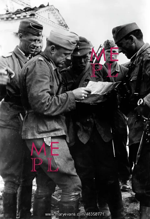 : Officers in conversation, 1942 : Officers in conversation, 1942