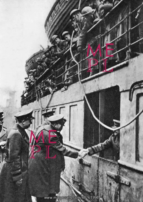 : US officers greet at the arrival of their troops : US officers greet at the arrival of their troops