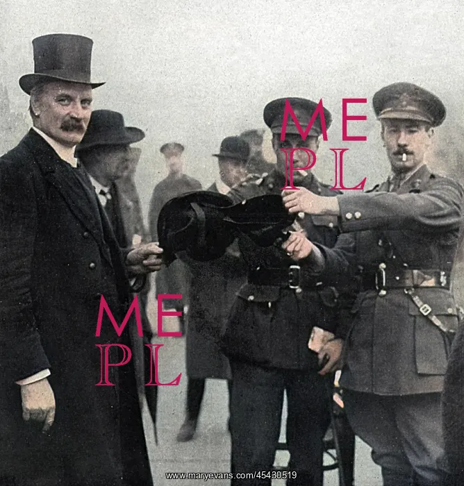 : Officers with hat of a conscientious objector, WW1 : Officers with hat of a conscientious objector, WW1