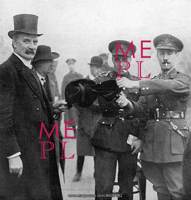 : Officers with hat of a conscientious objector, WW1 : Officers with hat of a conscientious objector, WW1