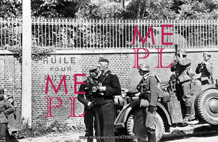 : Officers study the situation before entering Rouen : Officers study the situation before entering Rouen