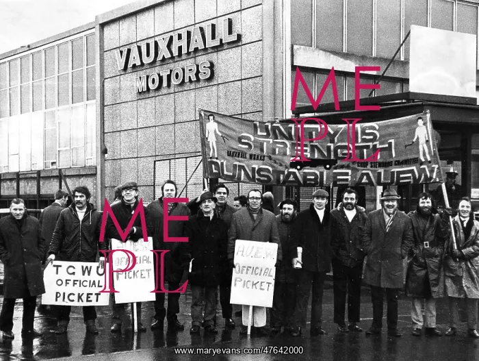 : Official picket line outside Vauxhall Motors, Dunstable : Official picket line outside Vauxhall Motors, Dunstable