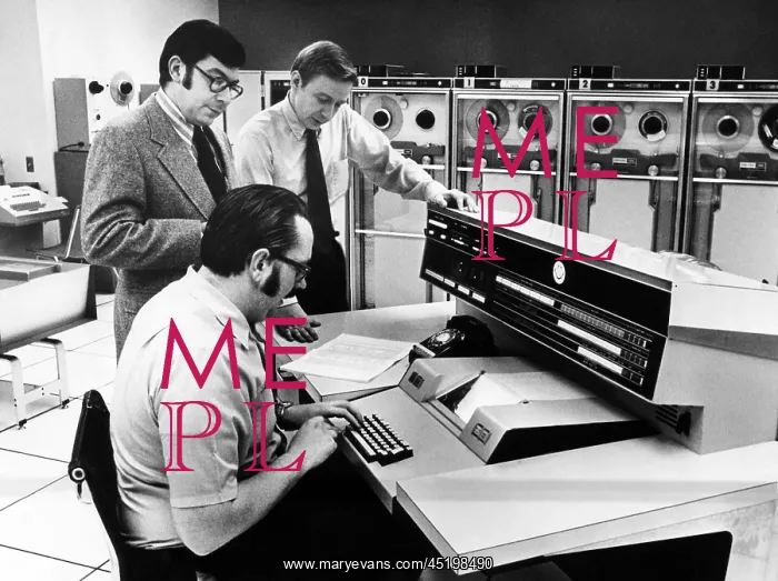 : Officials at the main console of Univac ? : Officials at the main console of Univac ?