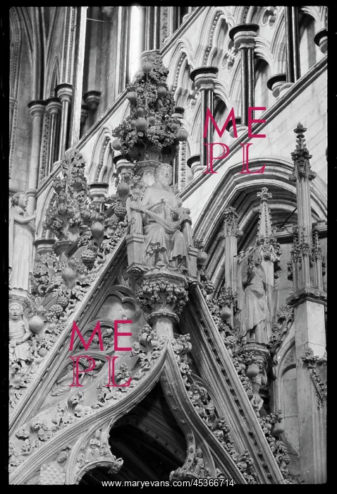 : Detail of the top of the ogee arch on the choir-facing : Detail of the top of the ogee arch on the choir-facing