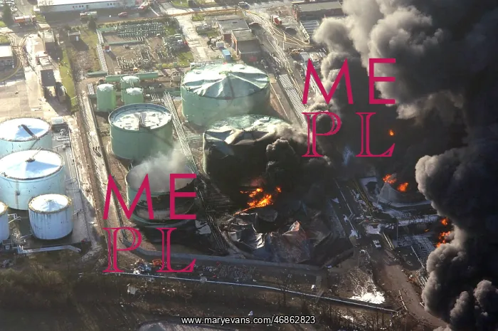 : Oil refinery fire. Buncefield Terminal, Hertfordshire : Oil refinery fire. Buncefield Terminal, Hertfordshire