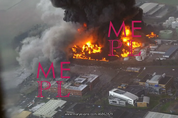 : Oil refinery fire. Buncefield Terminal, Hertfordshire : Oil refinery fire. Buncefield Terminal, Hertfordshire