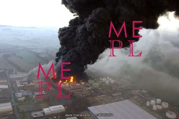 : Oil refinery fire. Buncefield Terminal, Hertfordshire : Oil refinery fire. Buncefield Terminal, Hertfordshire