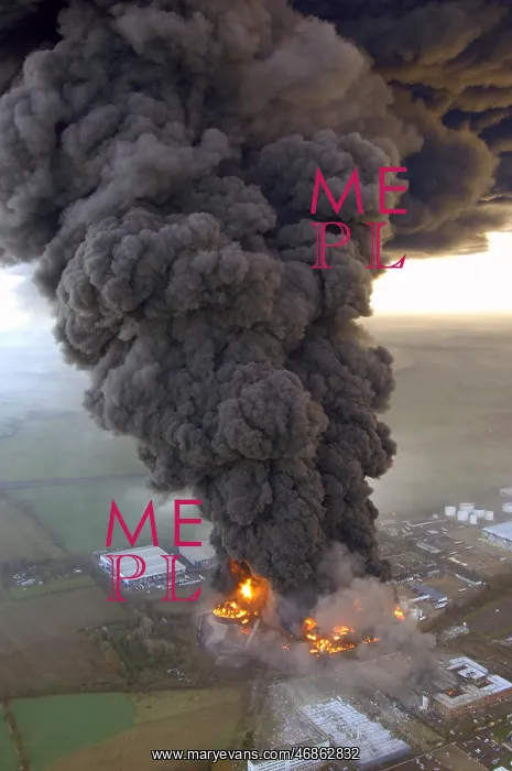 : Oil refinery fire. Buncefield Terminal, Hertfordshire : Oil refinery fire. Buncefield Terminal, Hertfordshire