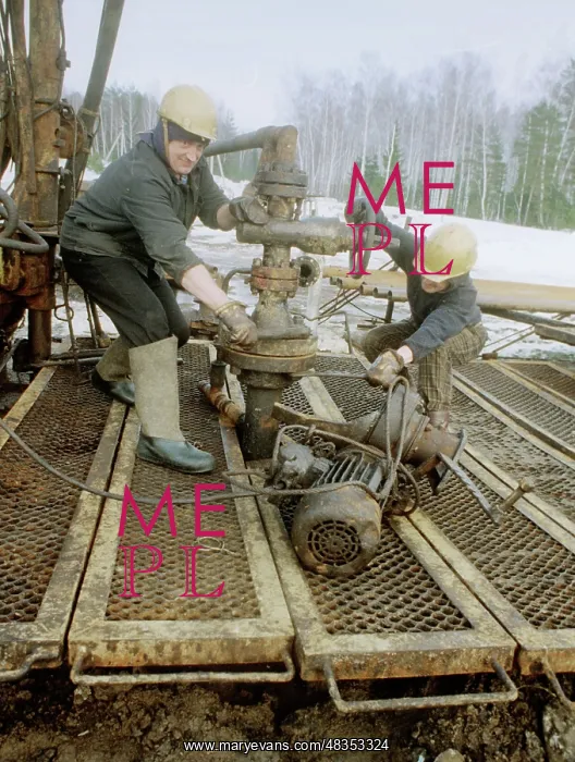 : Oil well under repair in Tatarstan, 1995 : Oil well under repair in Tatarstan, 1995